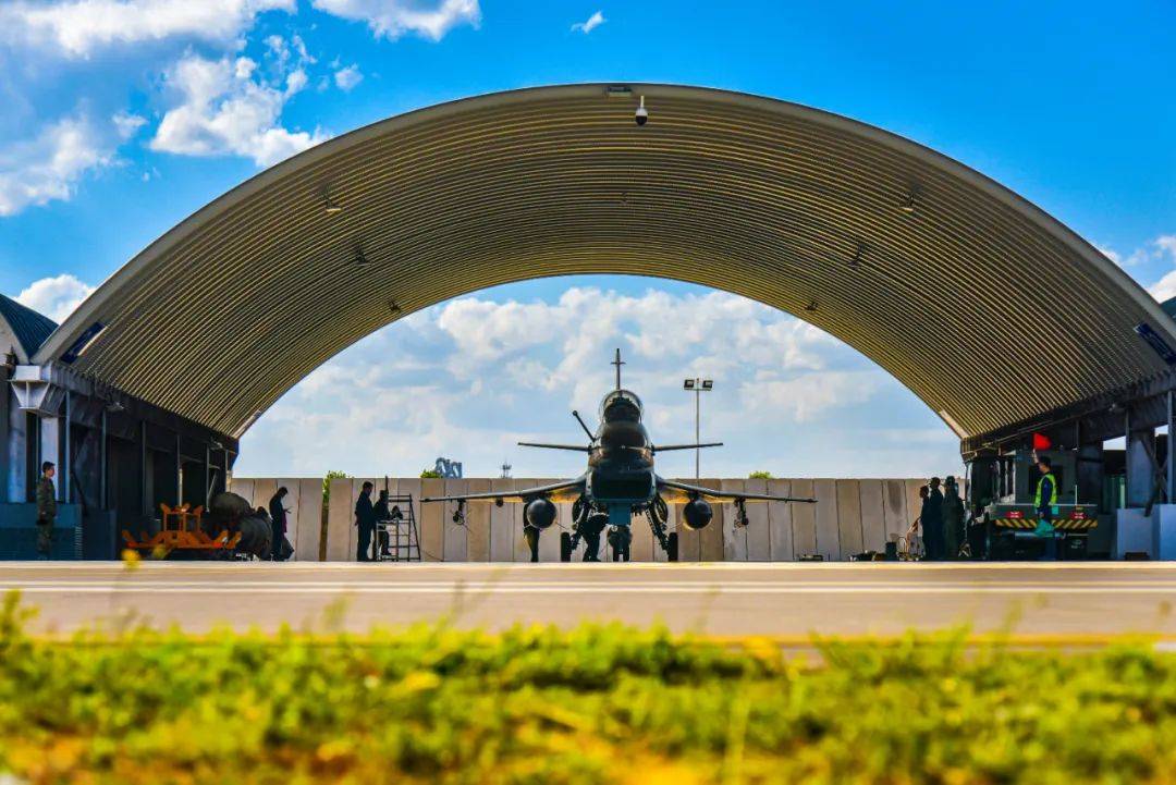 Aircraft Hangar Tents: How Prefabricated Clear-Span Structures Build a Relocatable Support Space (باللغة الإنجليزية)